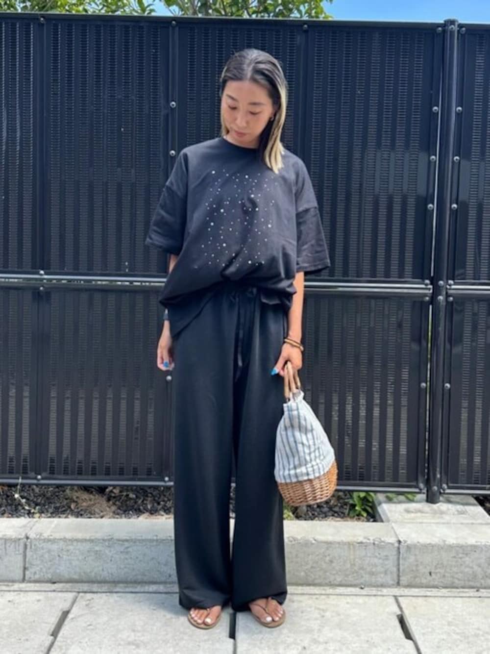 ブルー系のトートバッグ、ブラック系のTシャツ/カットソー、ブラック系のその他パンツを着用したレディースの夏コーディネートの1枚目の写真