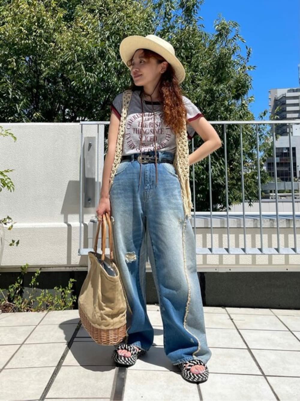 ブルー系のデニムパンツ、グレー系のTシャツ/カットソー、イエロー系のベストを着用したレディースの夏コーディネートの1枚目の写真