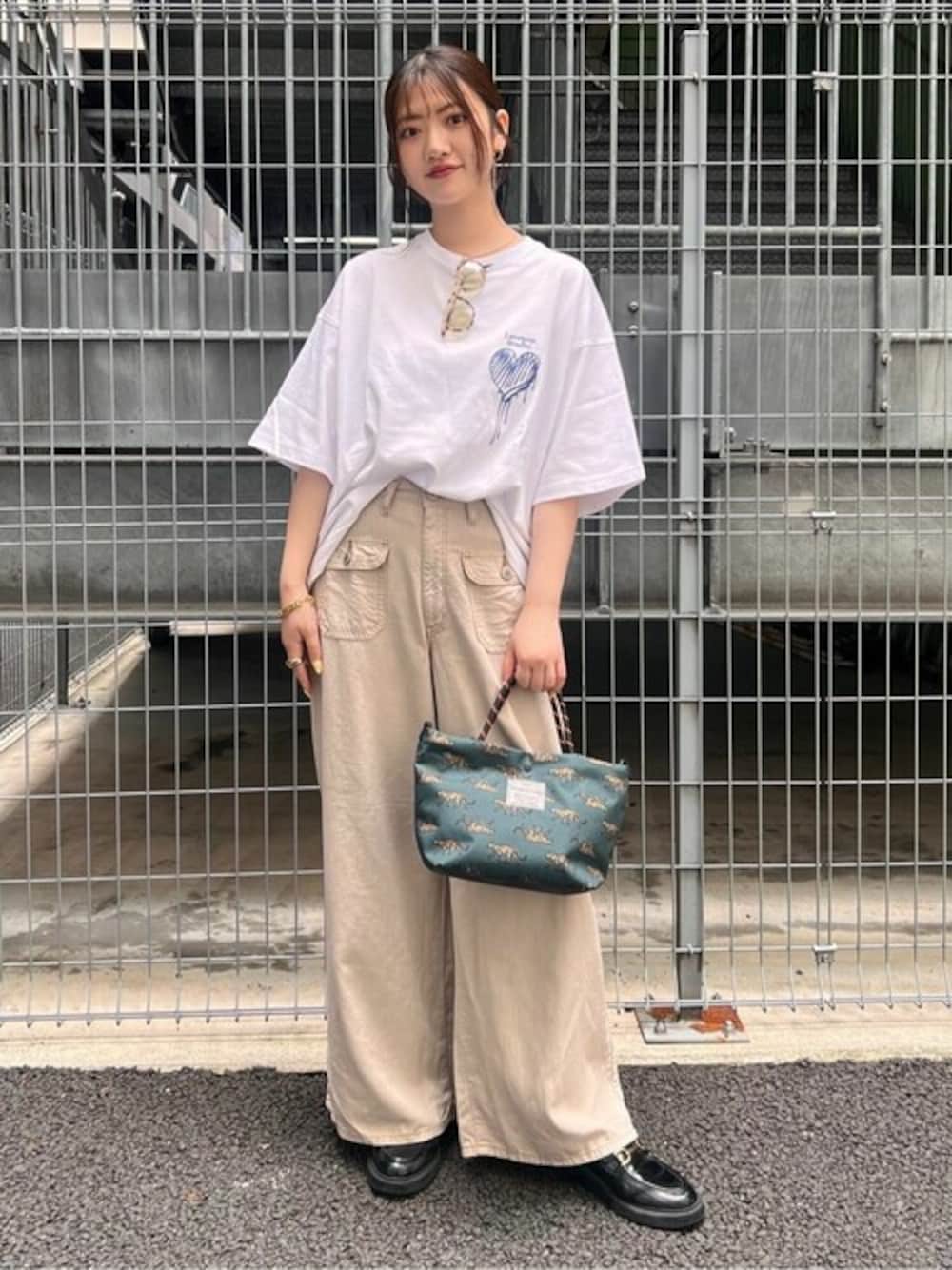 その他のトートバッグ、ベージュ系のデニムパンツ、ホワイト系のTシャツ/カットソーを着用したレディースの夏コーディネートの1枚目の写真