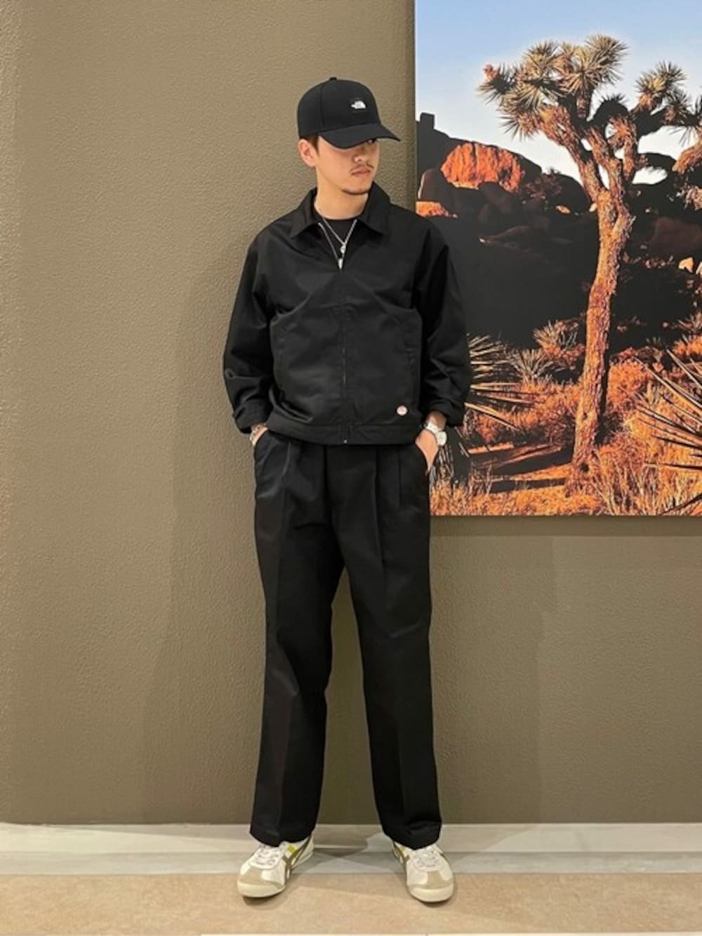 ブラック系のブルゾン、ブラック系のチノパンツ、グレー系のTシャツ/カットソーを着用したメンズの夏コーディネートの1枚目の写真