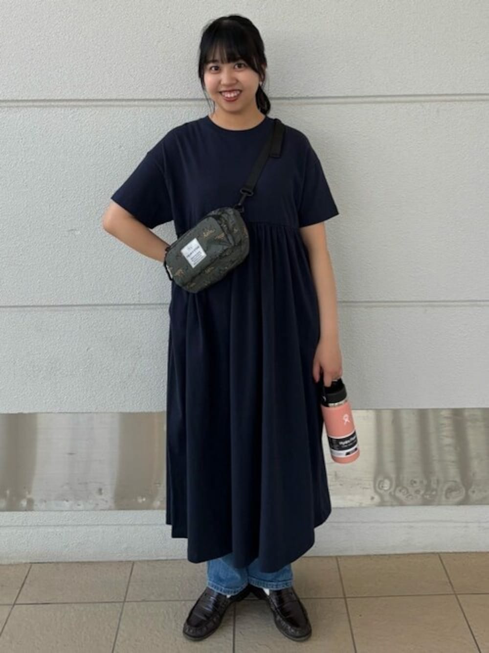 その他のショルダーバッグ、ブルー系のワンピース、ブルー系のデニムパンツを着用したレディースの夏コーディネートの1枚目の写真