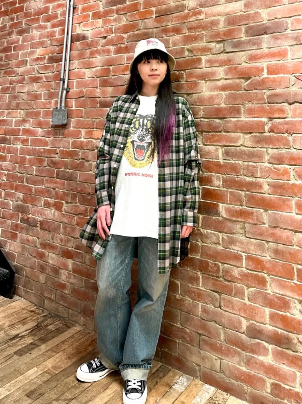 「スニーカー、デニム、Tシャツ、ハット、ヒステリックグラマー、HYSTERIC GLAMOUR、シャツ 」｜「HYSTERIC GLAMOURのブッシュデニムパンツ（デニムパンツ、ブルー系）」を使った、mtkさん（レディース・159cm）の冬コーディネートの1枚目の写真