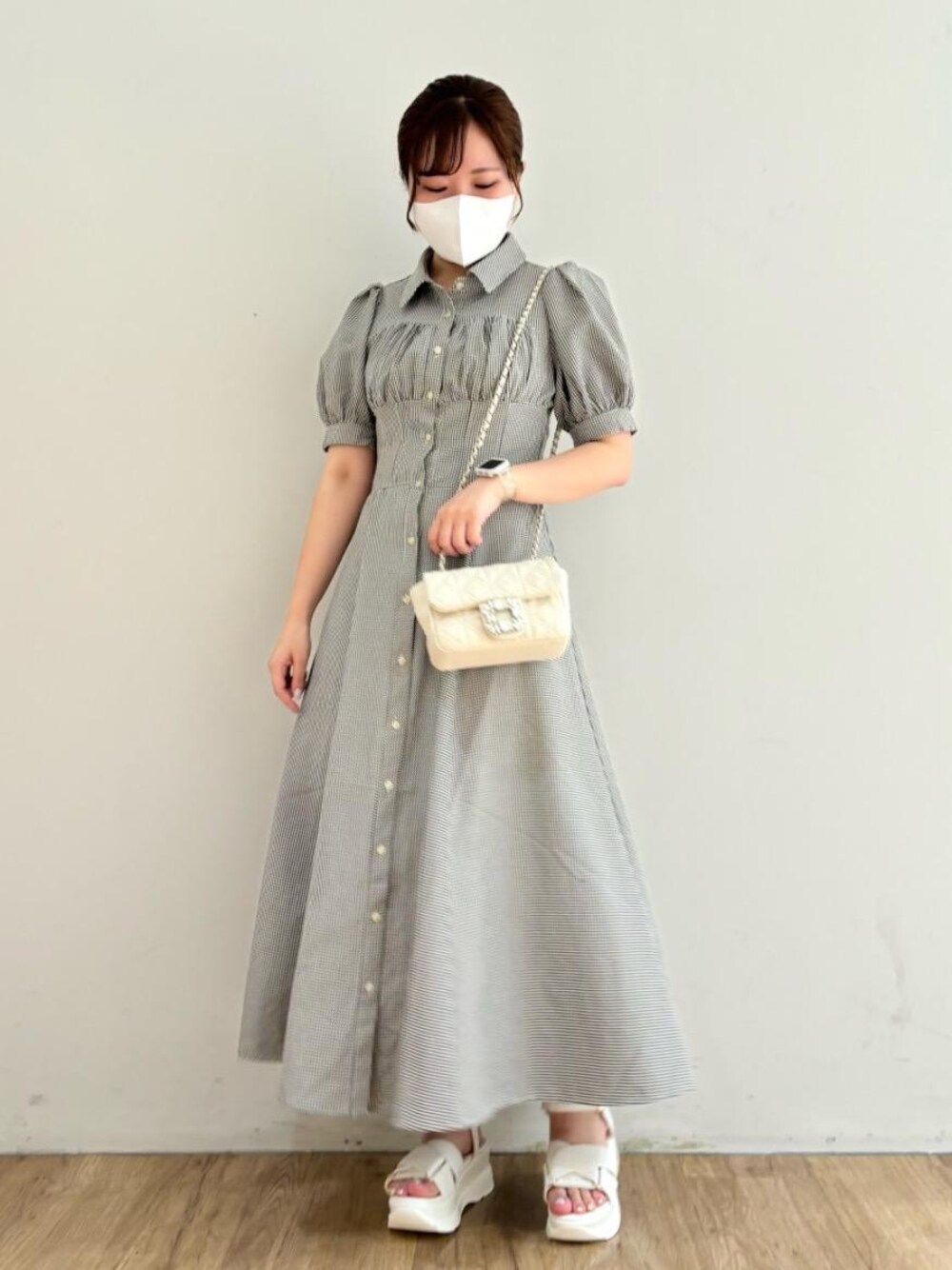 「シャツワンピース、仙台、MAJESTIC LEGON、モノトーンコーデ、低身長、マジェスティックレゴン、骨格ウェーブ、甘めカジュアル、骨格ストレート、ワンピ―ス」｜「MAJESTIC LEGONのクロスボリュームスポサン（サンダル、ホワイト系）」を使った、みいぴさん（レディース・153cm）の夏コーディネートの1枚目の写真