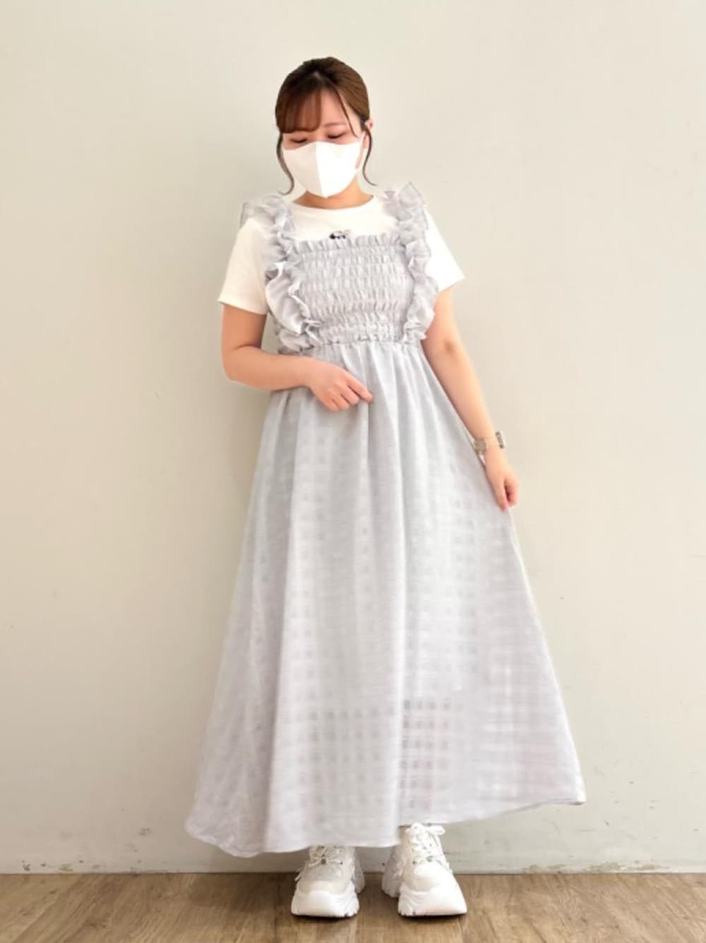 「ガーリー、仙台、MAJESTIC LEGON、低身長、キャミワンピ、マジェスティックレゴン、ニュアンスカラー、骨格ウェーブ、甘めカジュアル、骨格ストレート」｜「MAJESTIC LEGONの2WAYデコリボンスニーカー（スニーカー、ホワイト系）」を使った、みいぴさん（レディース・153cm）の夏コーディネートの1枚目の写真