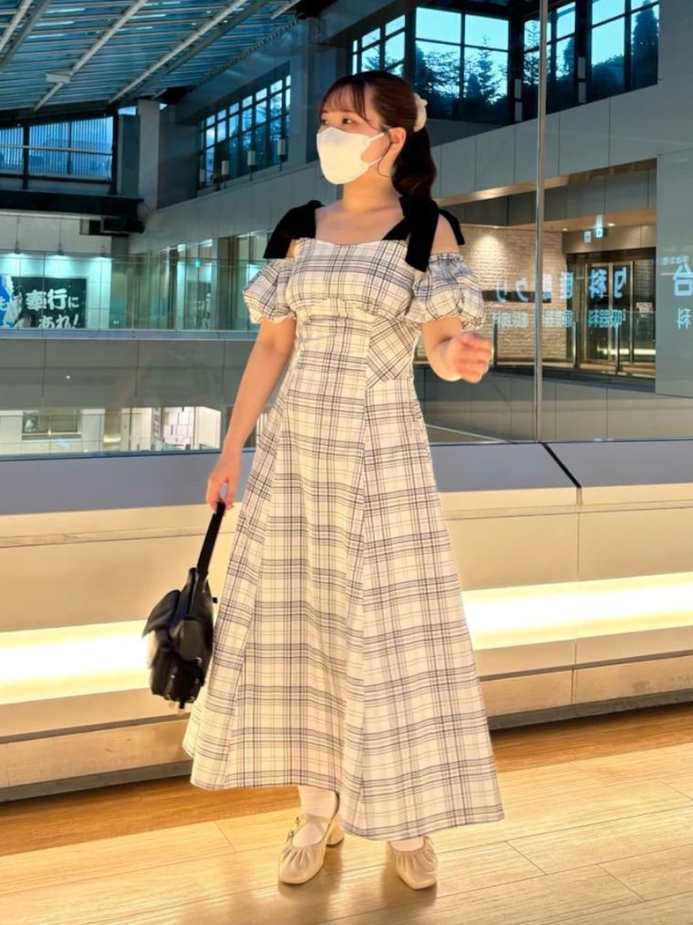 「デート、仙台、MAJESTIC LEGON、低身長、肌見せ、マジェスティックレゴン、大人フェミニン、骨格ウェーブ、骨格ストレート、ワンピ―ス」｜「MAJESTIC LEGONの【WEB限定XLサイズあり】レディギャザーストラップパンプス（パンプス、ホワイト系）」を使った、みいぴさん（レディース・153cm）の夏コーディネートの1枚目の写真