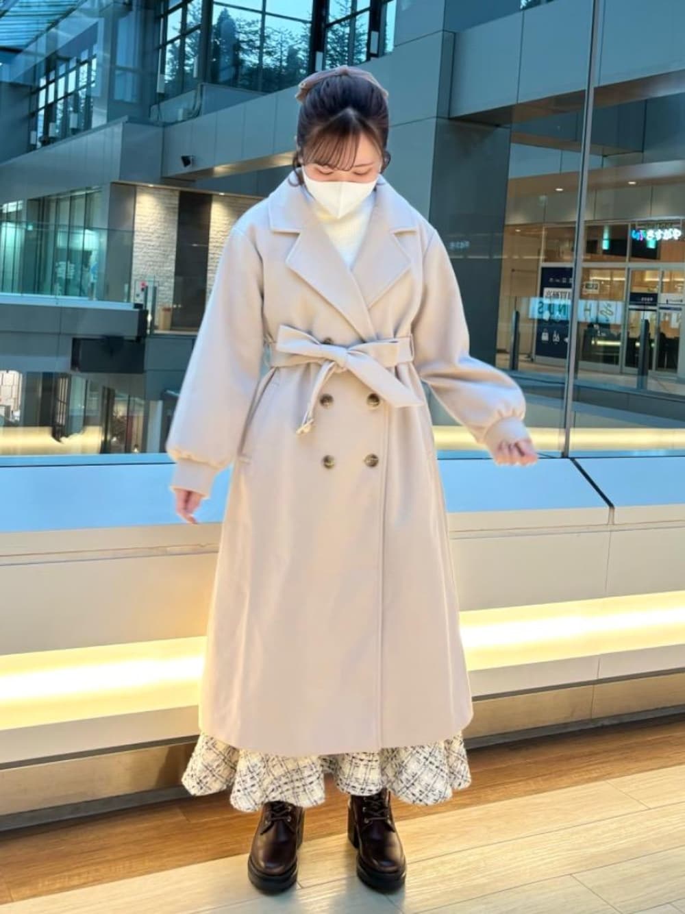 「チェスターコート、ロングコート、デート、仙台、MAJESTIC LEGON、低身長、マジェスティックレゴン、大人フェミニン、骨格ウェーブ、骨格ストレート」｜「MAJESTIC LEGONのレースアップショートブーツ（ブーツ、ブラウン系）」を使った、みいぴさん（レディース・153cm）の冬コーディネートの1枚目の写真