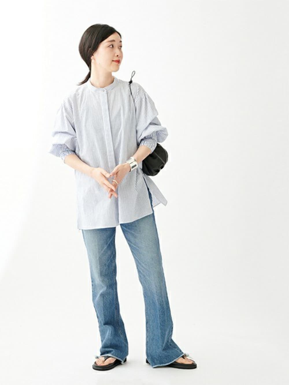 ブルー系のシャツ/ブラウス、ブラック系のサンダルを着用したレディースの春コーディネートの1枚目の写真