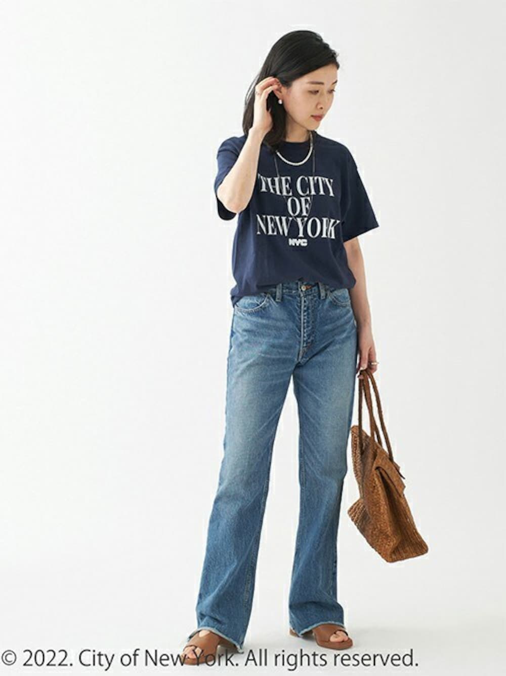 ブルー系のTシャツ/カットソーを着用したレディースの夏コーディネートの1枚目の写真