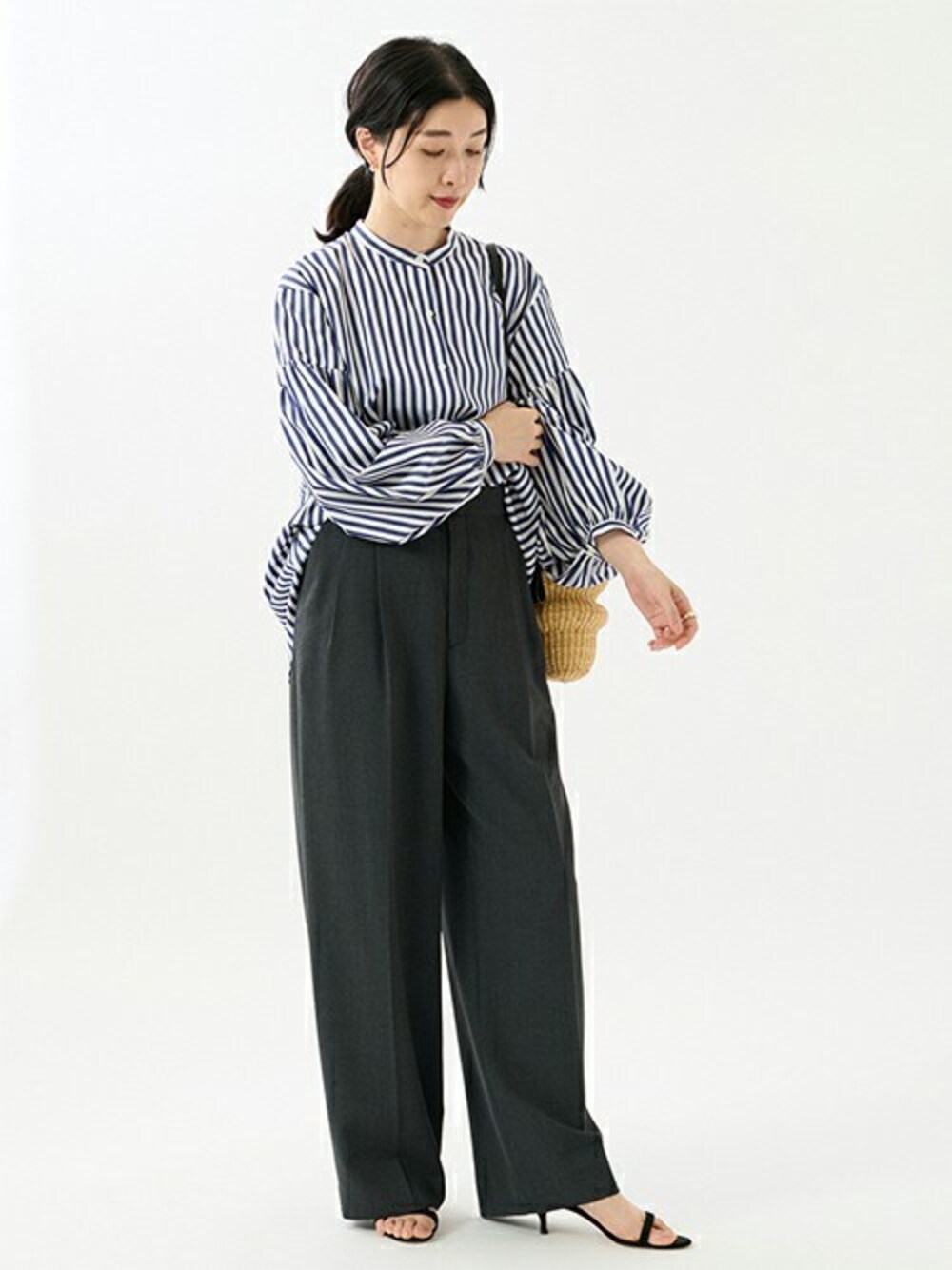 ブルー系のシャツ/ブラウス、グレー系のその他パンツを着用したレディースの夏コーディネートの1枚目の写真