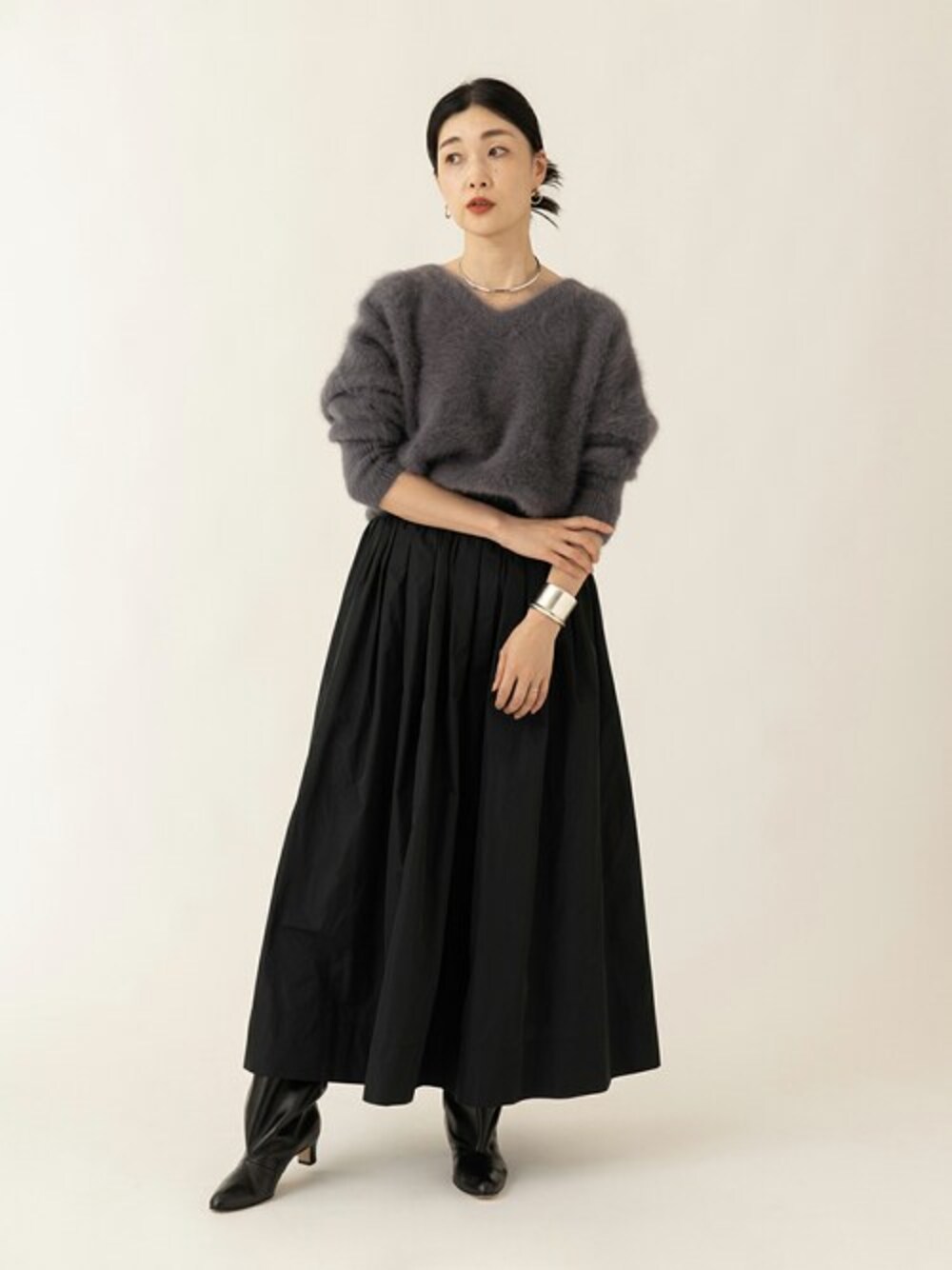 グレー系のニット/セーターを着用したレディースの秋コーディネートの1枚目の写真