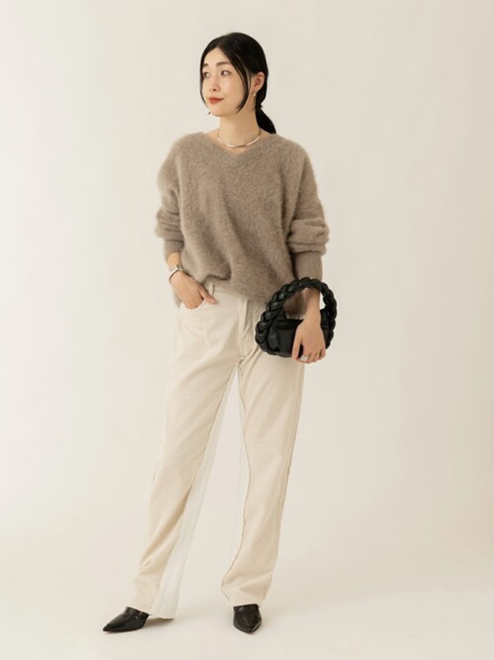 ベージュ系のニット/セーターを着用したレディースの秋コーディネートの1枚目の写真