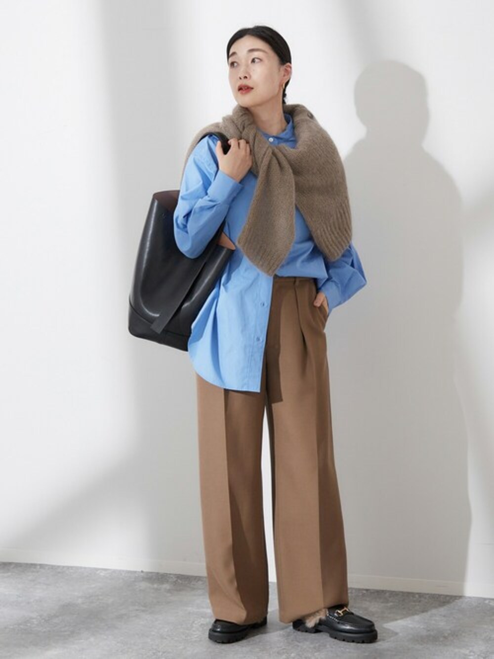 ブルー系のシャツ/ブラウスを着用したレディースの秋コーディネートの1枚目の写真