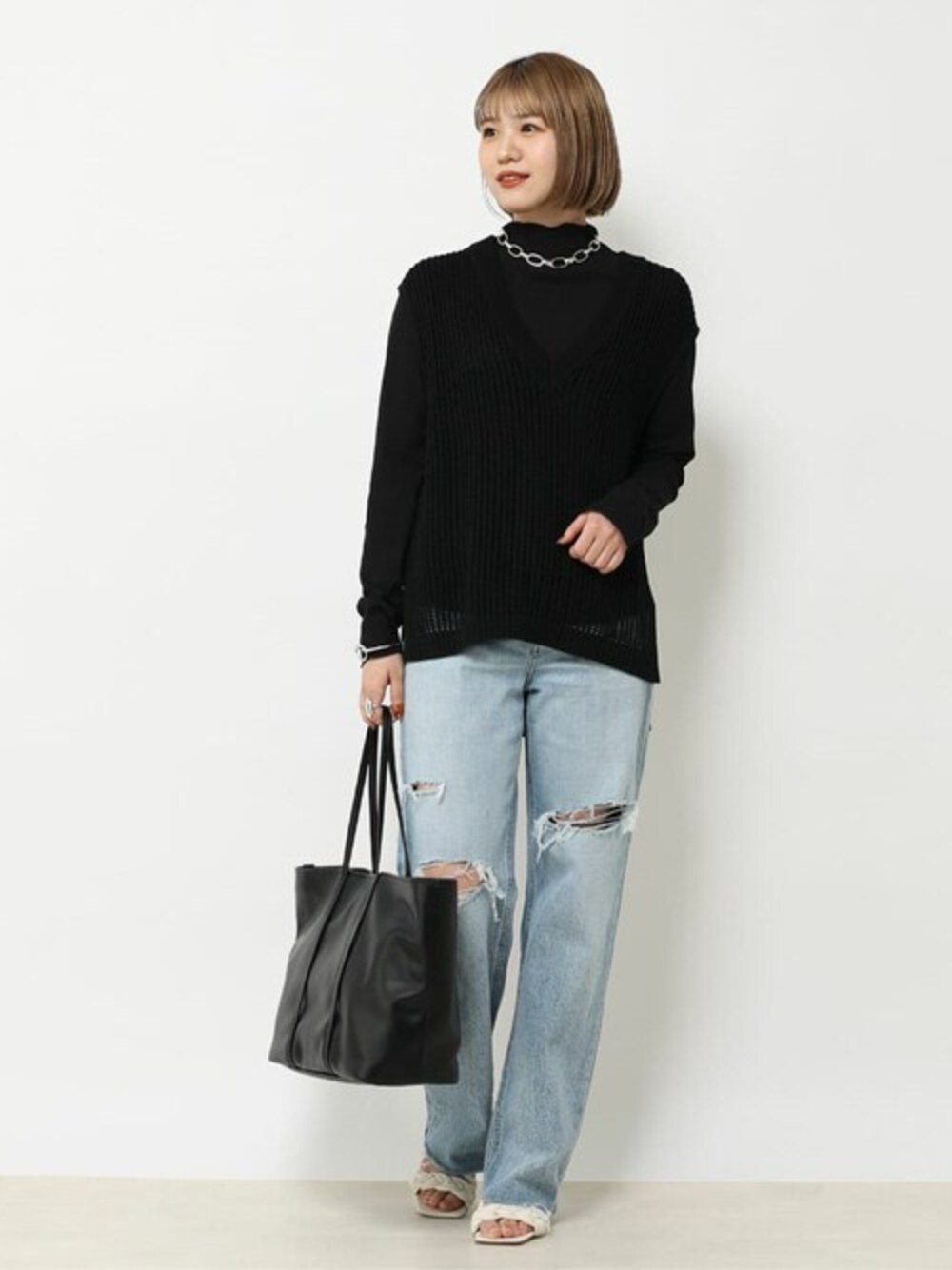ブラック系のTシャツ/カットソー、ブラック系のベスト、ブラック系のトートバッグを着用したレディースの冬コーディネートの1枚目の写真