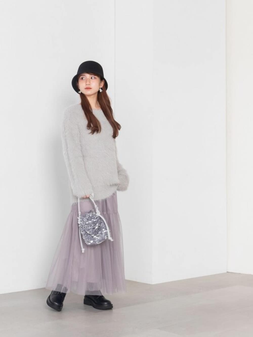 グレー系のワンピース、ブラック系のブーツ、グレー系のショルダーバッグを着用したレディースの秋コーディネートの1枚目の写真