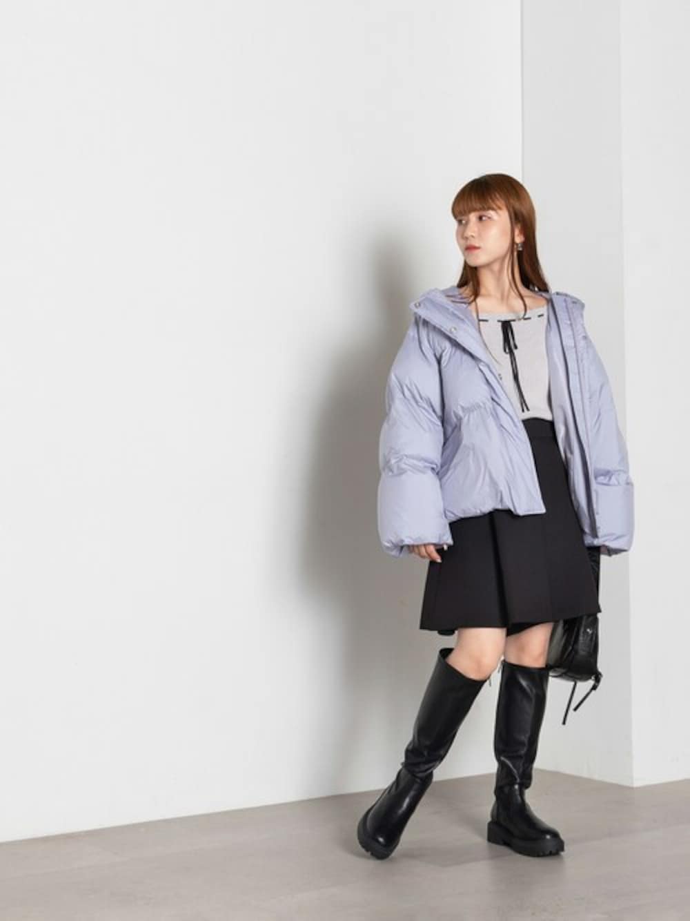 グレー系のニット/セーター、ブラック系のその他パンツ、ブルー系のダウンジャケット/コートを着用したレディースの冬コーディネートの1枚目の写真