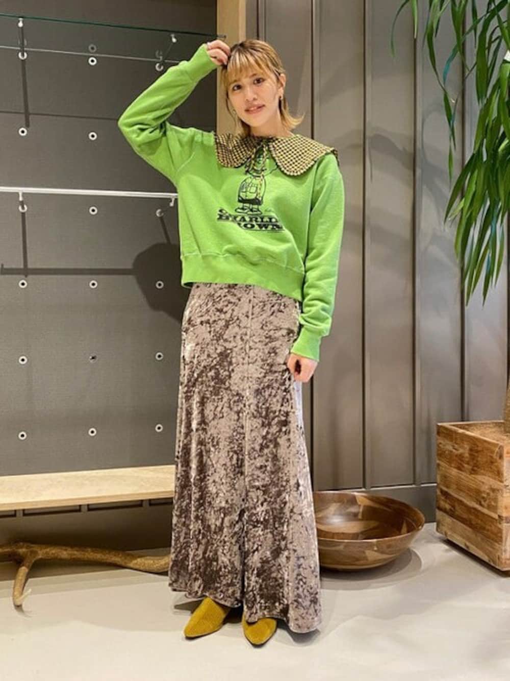 グレー系のスカート、イエロー系のその他シューズを着用したレディースの春コーディネートの1枚目の写真