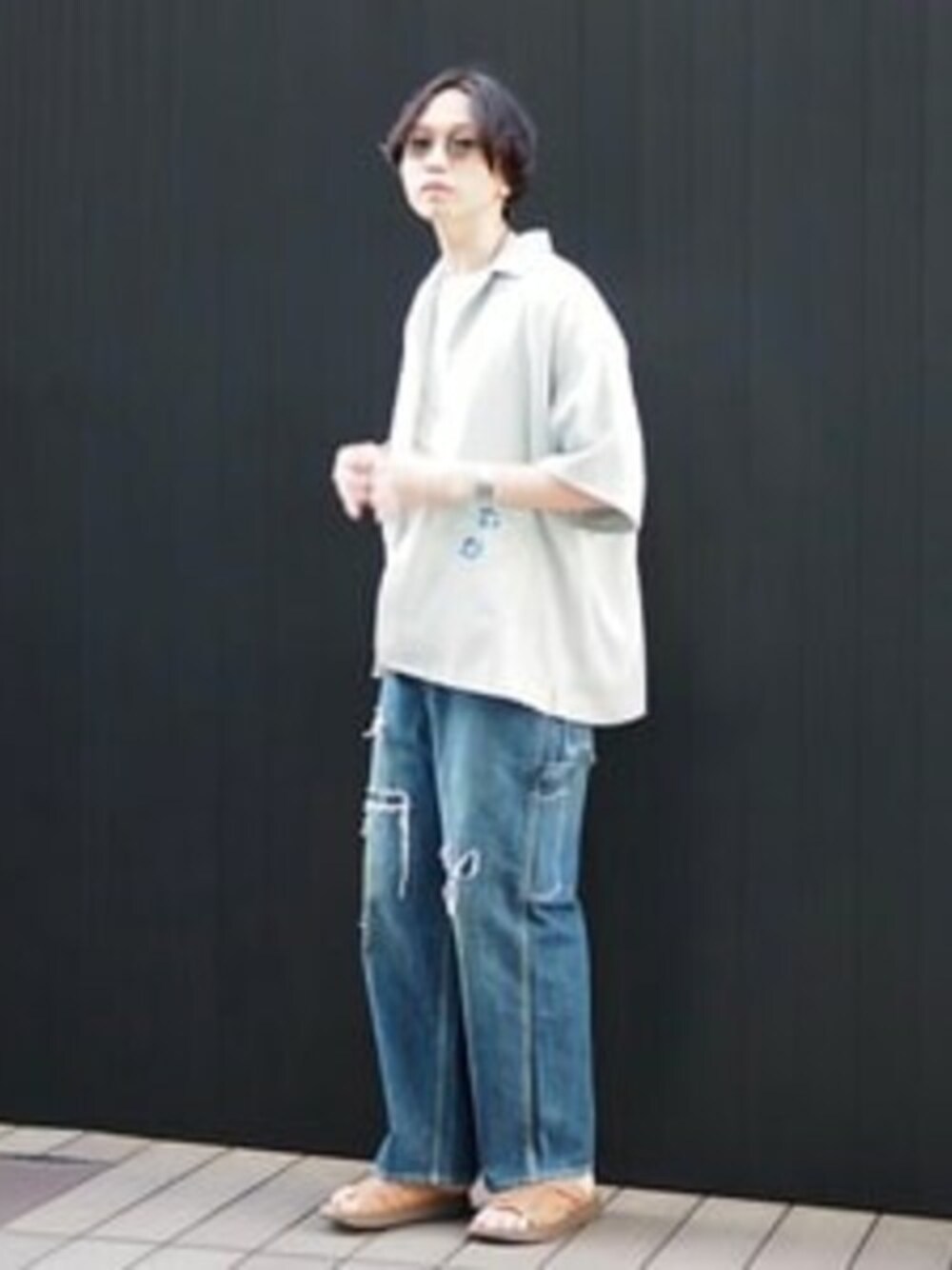 「デニム、サンダル、シャツスタイル、オープンカラーシャツ」｜「BeAMS DOTの【WEB限定】BeAMS DOT / エンブロイダリ― シャツ（シャツ/ブラウス、グリーン系）」を使った、BeAMS DOTさん（メンズ・186cm）の春コーディネートの1枚目の写真