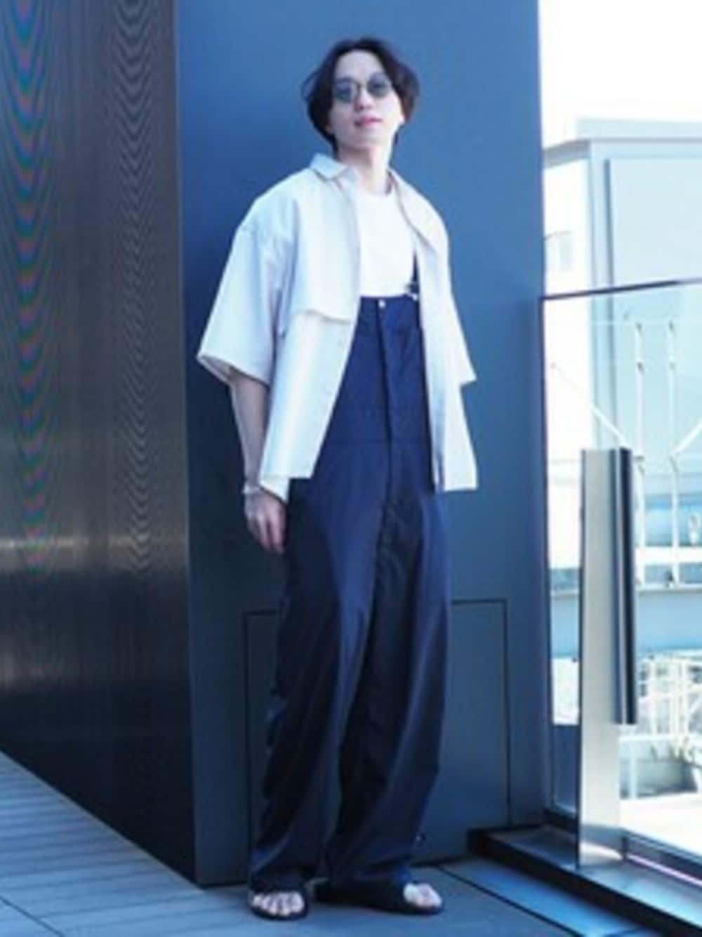 ベージュ系のシャツ/ブラウス、ブルー系のサロペット/オーバーオール、ホワイト系のTシャツ/カットソーを着用したレディースの春コーディネートの1枚目の写真