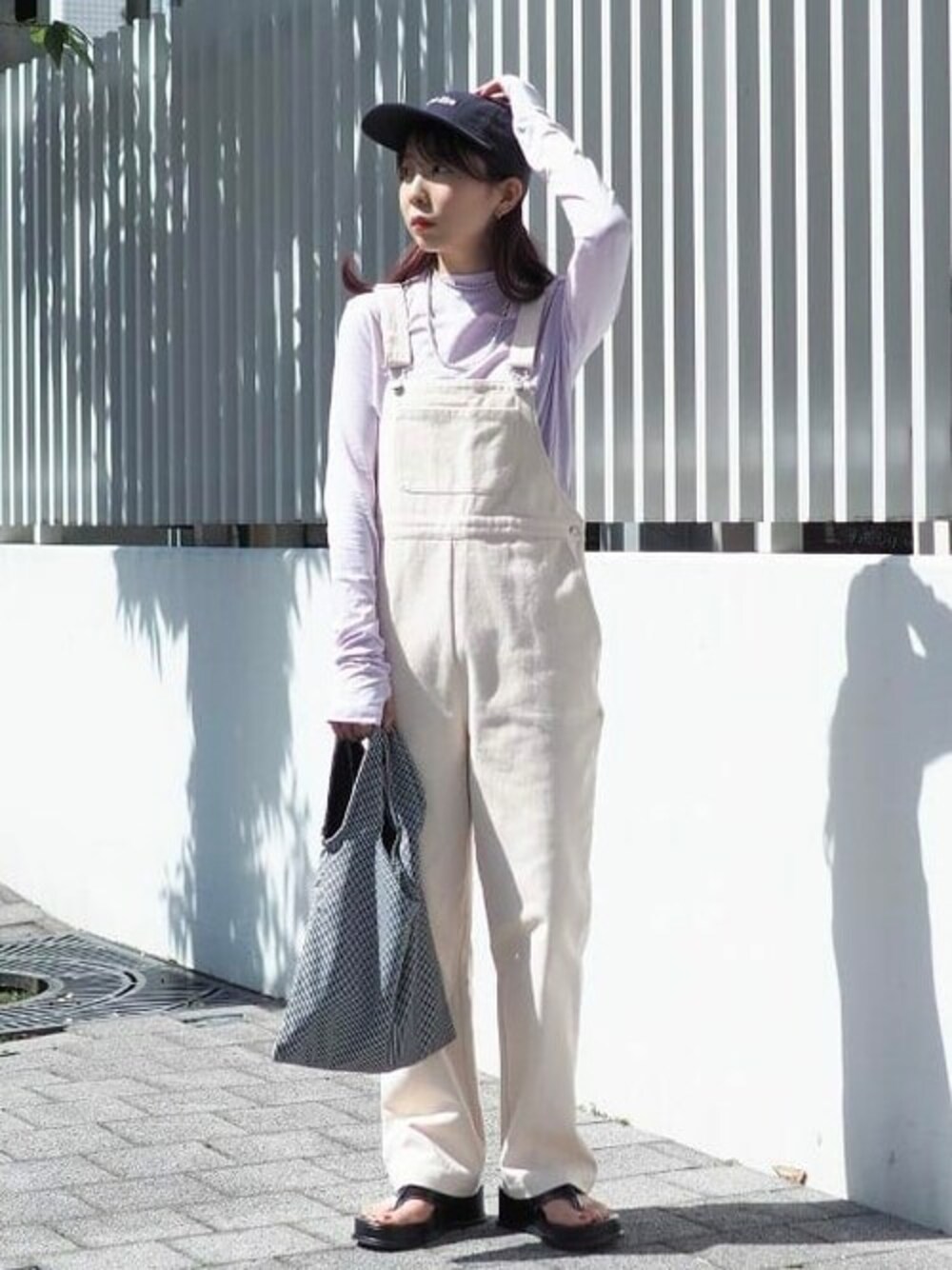 「シンプル、ピンク、サロペット、BEAMS、ロングスリーブ、シンプルコーデ、春コーデ、春夏コーデ、ビームスドット、beamsdot」｜「BeAMS DOTの【WEB限定】BeAMS DOT / ベーシック モックネックカットソー（Tシャツ/カットソー、ピンク系）」を使った、BeAMS DOTさん（レディース・159cm）の春コーディネートの1枚目の写真