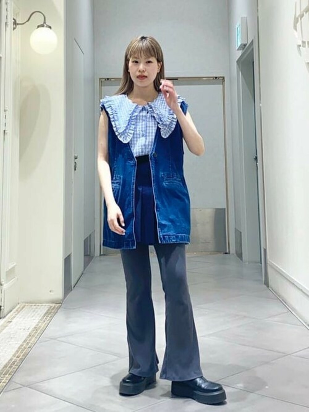 ブルー系のシャツ/ブラウスを着用したレディースの春コーディネートの1枚目の写真