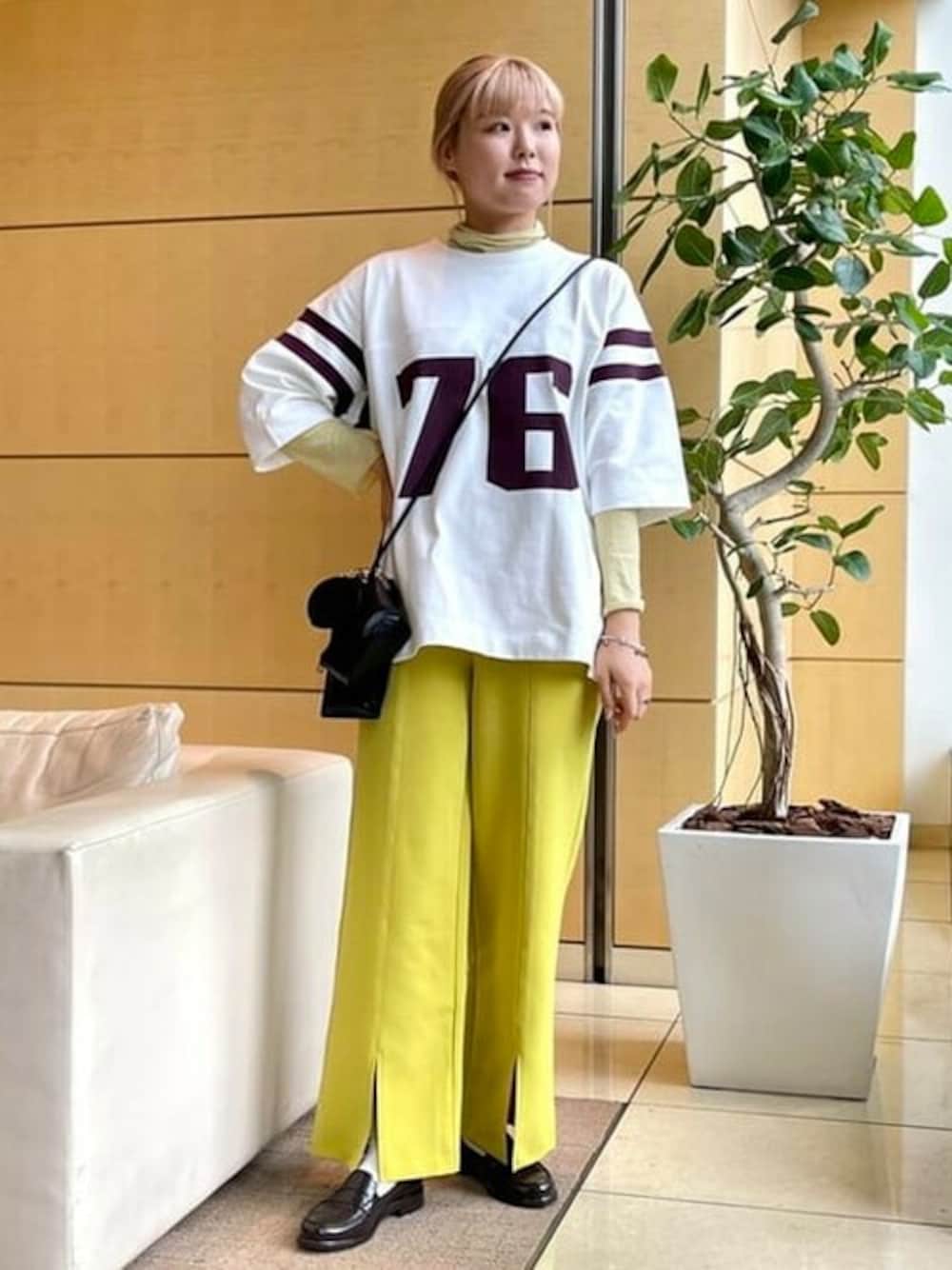 イエロー系のその他パンツ、ホワイト系のTシャツ/カットソー、ブラック系のショルダーバッグを着用したレディースの夏コーディネートの1枚目の写真