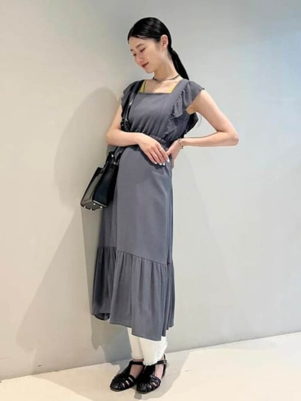 グレー系のワンピース、ホワイト系のその他パンツ、ブラウン系のタンクトップを着用したレディースの夏コーディネートの1枚目の写真