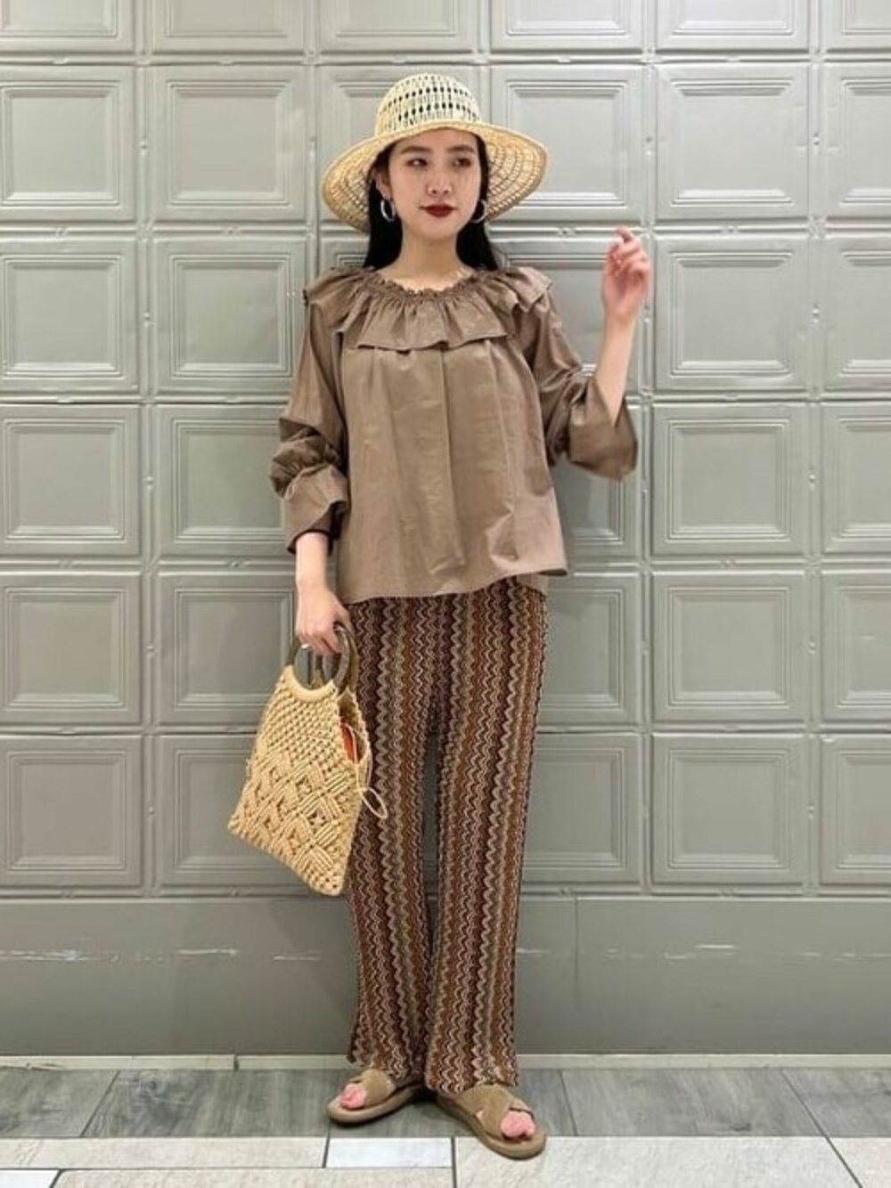 ブラウン系のシャツ/ブラウス、ブラウン系のその他パンツ、ブラウン系のかごバッグを着用したレディースの夏コーディネートの1枚目の写真