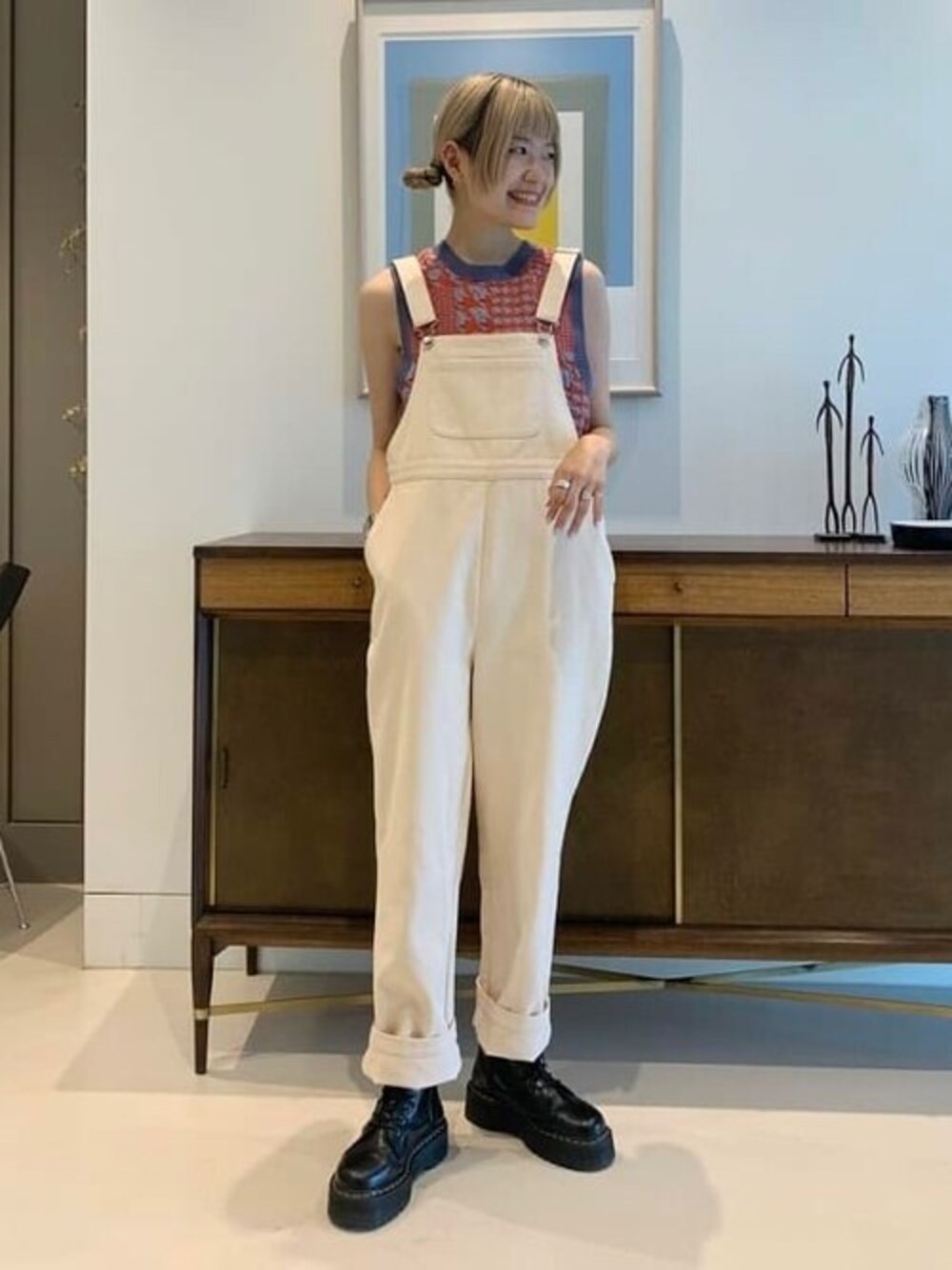 ホワイト系のサロペット/オーバーオールを着用したレディースの夏コーディネートの1枚目の写真