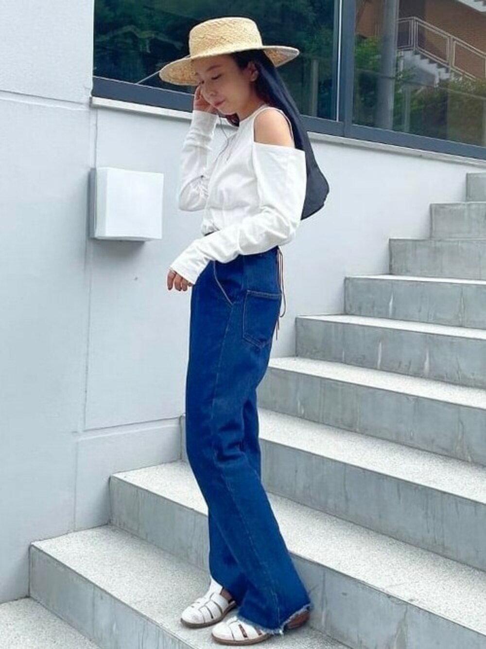 「デニム、トレンド、BEAMS、ハット、レースアップ、デニムパンツ、着回しコーデ、肩あき、lamaisondelyllis、beamsdot」｜「BeAMS DOTの【WEB限定】BeAMS DOT / マルチウェイ プルオーバー（Tシャツ/カットソー、ホワイト系）」を使った、BeAMS DOTさん（レディース・158cm）の夏コーディネートの1枚目の写真