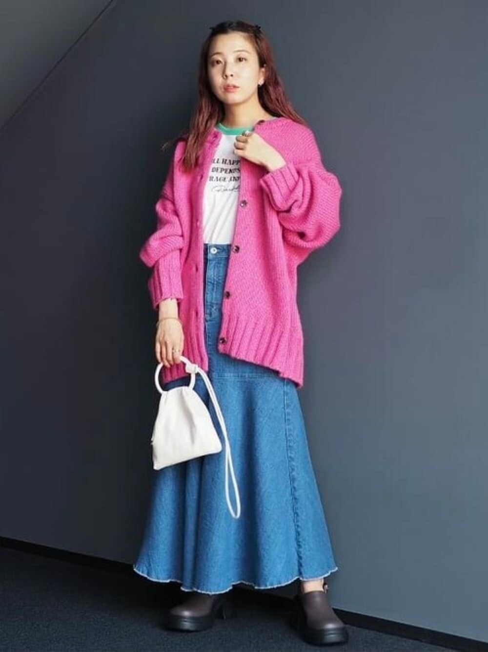 「カーディガン、トレンド、スカート、ピンク、BEAMS、デニムスカート、大人カジュアル、プリントT、秋冬コーデ、カラー×コーデ」｜「B:MING by BEAMSのSOMETHING × B:MING by BEAMS / 別注 マーメード スカート 22AW（デニムスカート、ブルー系）」を使った、BeAMS DOTさん（レディース・158cm）の夏コーディネートの1枚目の写真