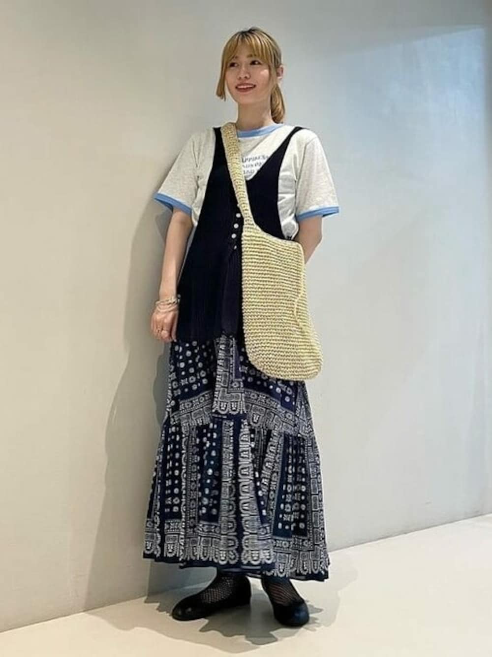 「トレンド、スカート、レイヤード、BEAMS、ベスト、レイヤードスタイル、柄スカート、ペイズリー、プリントT、夏だ！Tシャツ着よう！」｜「BeAMS DOTの【WEB限定】BeAMS DOT / ロゴ リンガー Tシャツ（Tシャツ/カットソー、ブルー系）」を使った、BeAMS DOTさん（レディース・162cm）の夏コーディネートの1枚目の写真