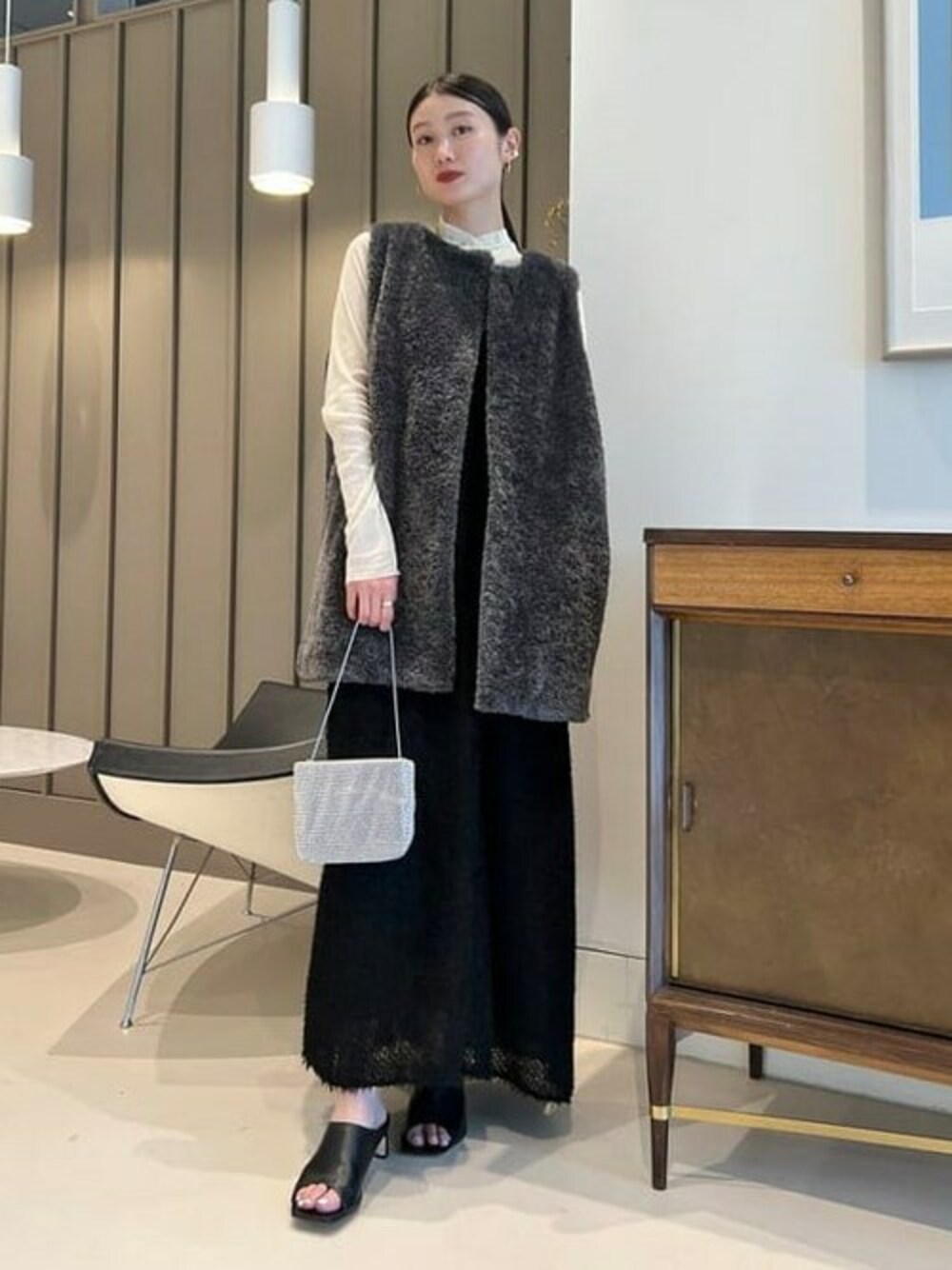 「ワンピース、トレンド、BEAMS、ベスト、モノトーン、ボアベスト、大人コーデ、モノトーンコーデ、秋冬コーデ、beamsdot」｜「BeAMS DOTの【WEB限定】BeAMS DOT / プードル ボア ロングベスト（ベスト、グレー系）」を使った、BeAMS DOTさん（レディース・168cm）の夏コーディネートの1枚目の写真