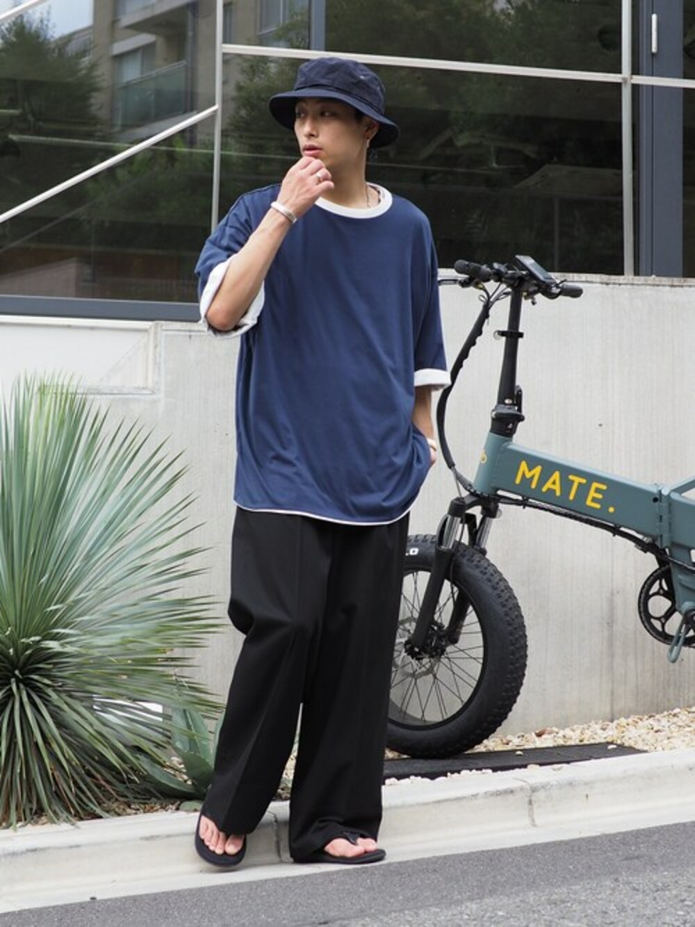 「ネイビー、サンダル、バケットハット、真夏のアクティブスタイル」｜「BeAMS DOTの【WEB限定】BeAMS DOT / リバーシブル Tシャツ（Tシャツ/カットソー、ブルー系）」を使った、BeAMS DOTさん（メンズ・172cm）の夏コーディネートの1枚目の写真