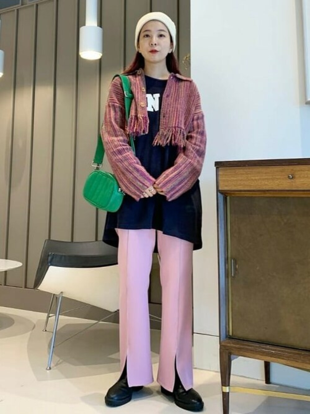 「トレンド、ロゴT、ピンク、ニット帽、カラーパンツ、BEAMS、大人カジュアル、フレアパンツ、スリットパンツ、カラー×コーデ」｜「BEAMS BOYのBEAMS BOY / ロゴ フットボール ロングスリーブ Tシャツ（Tシャツ/カットソー、ブルー系）」を使った、BeAMS DOTさん（レディース・158cm）の夏コーディネートの1枚目の写真