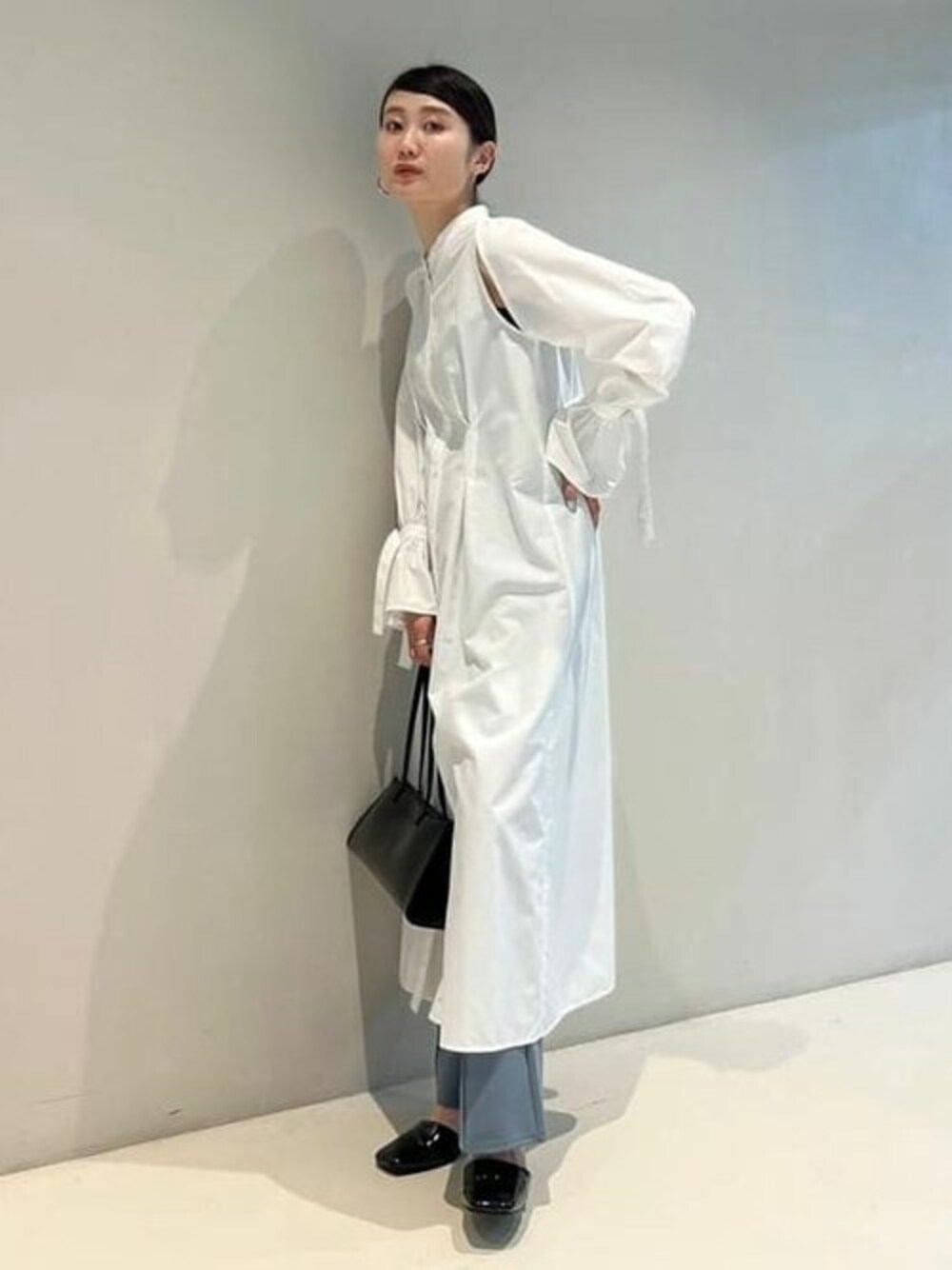「ワンピース、トレンド、白シャツ、カラーパンツ、BEAMS、シャツワンピース、フリル、シャツワンピ、ロングワンピース、スリット」｜「BeAMS DOTの【WEB限定】BeAMS DOT / オープンショルダー ロングシャツワンピース（シャツワンピース、ホワイト系）」を使った、BeAMS DOTさん（レディース・168cm）の夏コーディネートの1枚目の写真