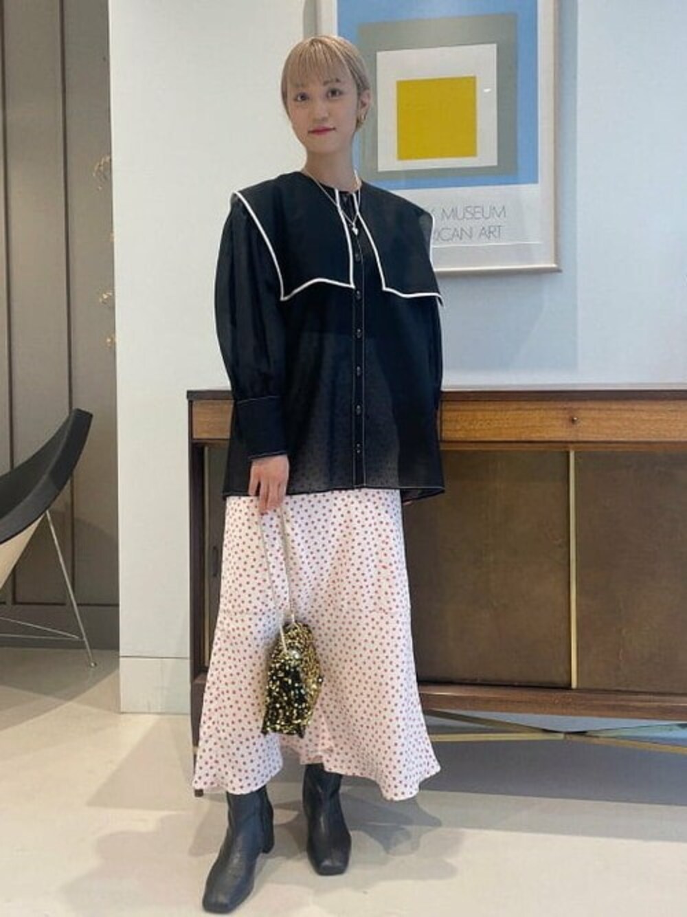 「ブラウス、フレアスカート、トレンド、スカート、花柄、BEAMS、柄スカート、マーメイドスカート、セーラーカラー、花柄スカート」｜「BeAMS DOTの【WEB限定】BeAMS DOT / 配色セーラーカラーブラウス（シャツ/ブラウス、ブラック系）」を使った、BeAMS DOTさん（レディース・158cm）の夏コーディネートの1枚目の写真