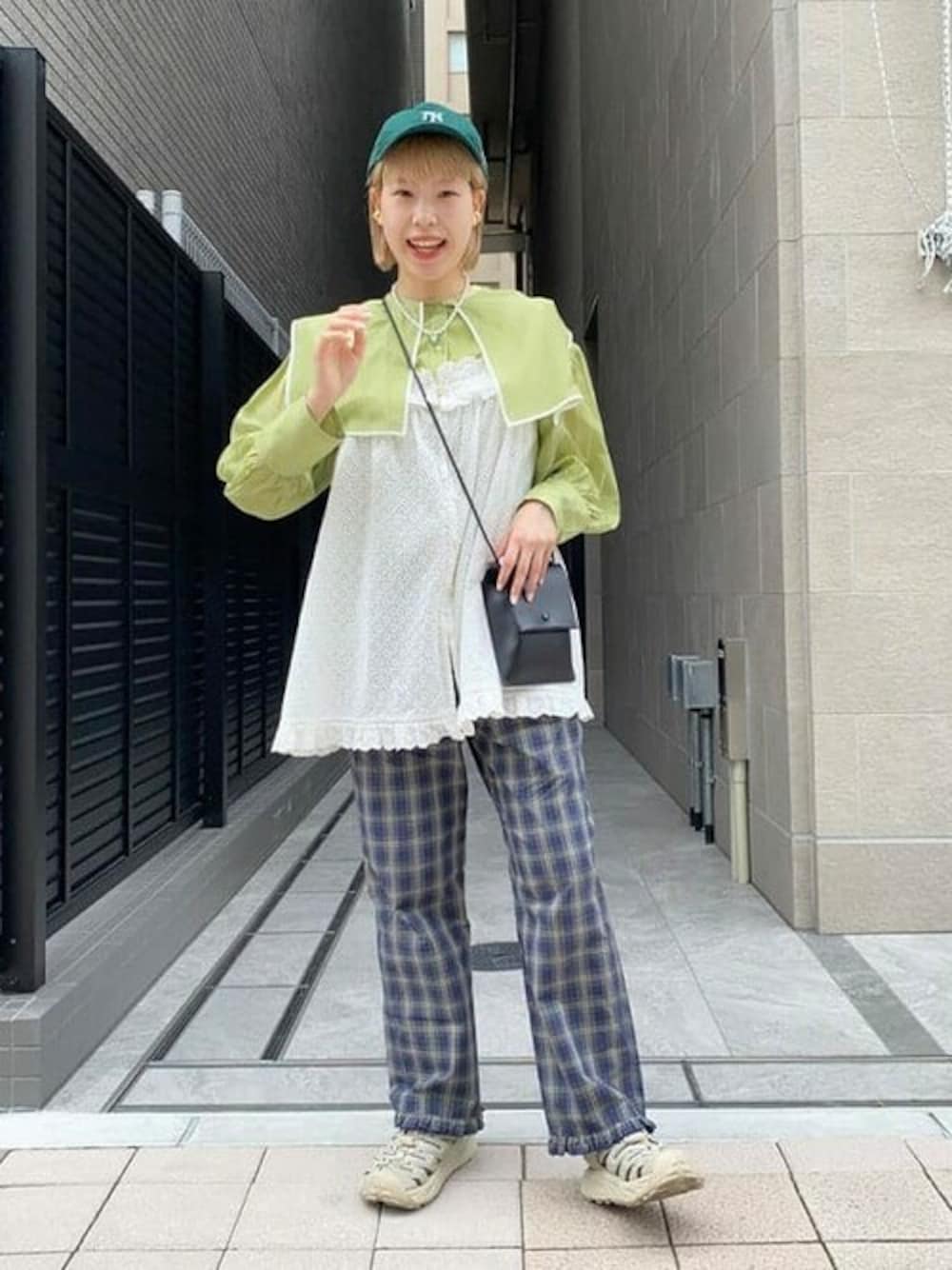 「スニーカー、ブラウス、トレンド、BEAMS、大人カジュアル、チェックパンツ、古着MIX、セーラーカラー、シアーシャツ、シアー」｜「Ray BEAMSのMARROW / Grip ポーチ（メッセンジャーバッグ、ブラック系）」を使った、BeAMS DOTさん（レディース・159cm）の夏コーディネートの1枚目の写真