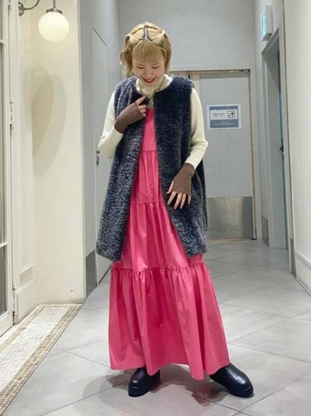 グレー系のベスト、ホワイト系のニット/セーターを着用したレディースの夏コーディネートの1枚目の写真