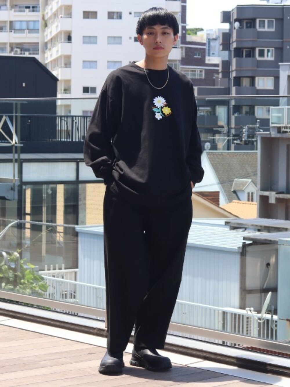 「ブラック、ストリート、スラックス、オールブラック、プリントT」｜「BeAMS DOTの【WEB限定】BeAMS DOT / バルーンシルエット パンツ（その他パンツ、ブラック系）」を使った、BeAMS DOTさん（メンズ・170cm）の夏コーディネートの1枚目の写真