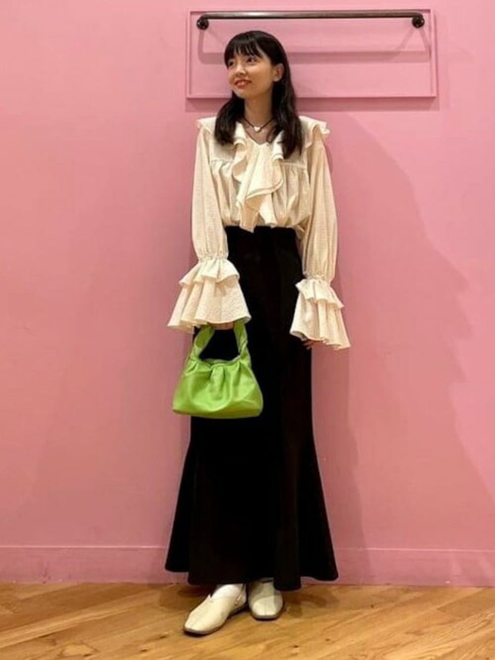 「スカート、BEAMS、フリル、ロングスカート、ガーリー、マーメイドスカート、ミニバッグ、フリルトップス、大人ガーリー、ボリューム袖」｜「BeAMS DOTの【WEB限定】BeAMS DOT / ボリュームフリル ブラウス（シャツ/ブラウス、ホワイト系）」を使った、BeAMS DOTさん（レディース・162cm）の夏コーディネートの1枚目の写真