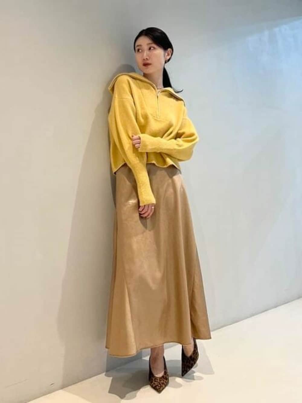 イエロー系のニット/セーターを着用したレディースの夏コーディネートの1枚目の写真