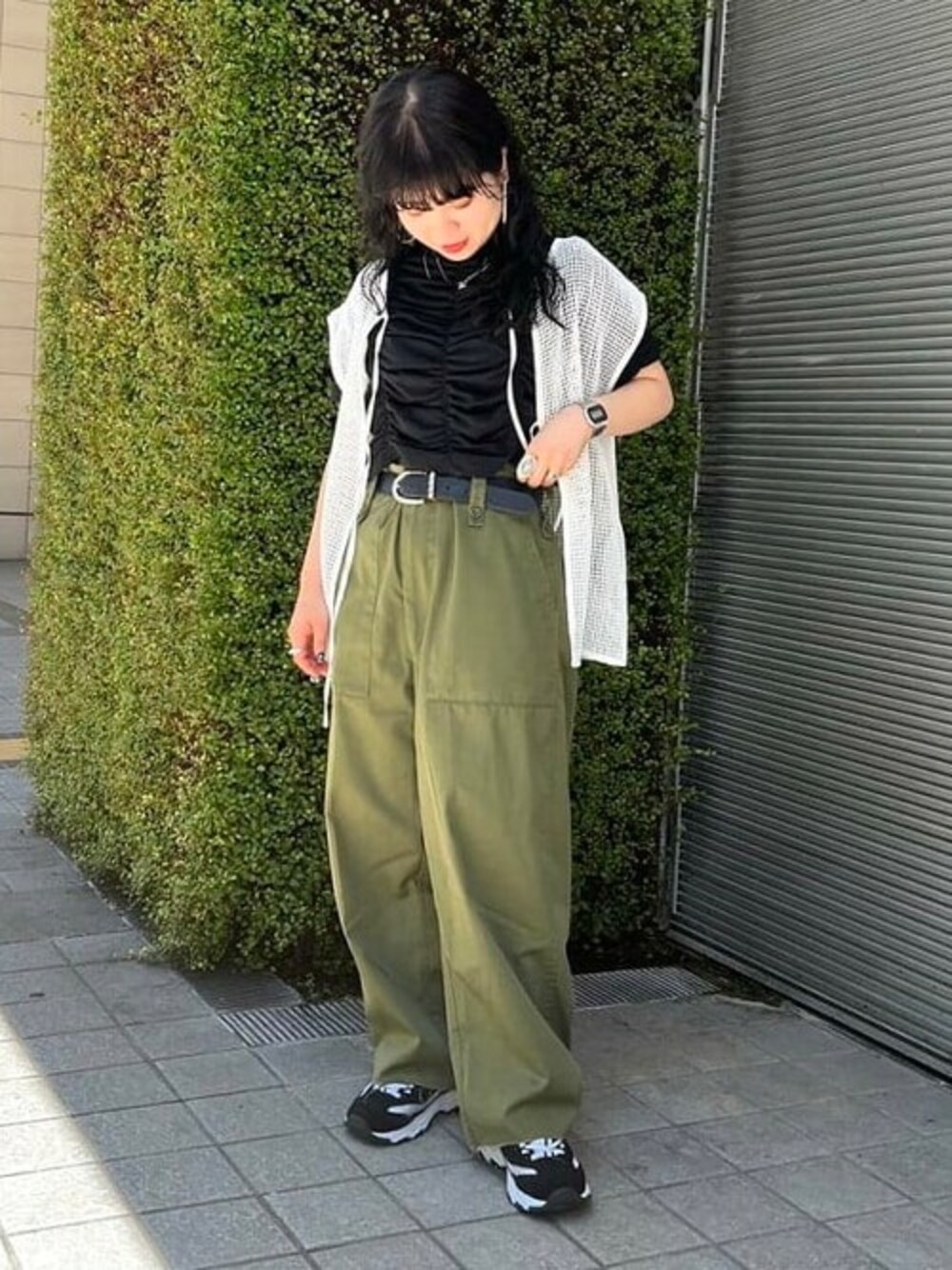 「スニーカー、トレンド、ボーイッシュ、ショート丈、BEAMS、レイヤードスタイル、大人カジュアル、スニーカーコーデ、夏コーデ、シャーリング」｜「BeAMS DOTの【WEB限定】BeAMS DOT / シャーリング ショート丈 Tシャツ（Tシャツ/カットソー、ブラック系）」を使った、BeAMS DOTさん（レディース・146cm）の夏コーディネートの1枚目の写真