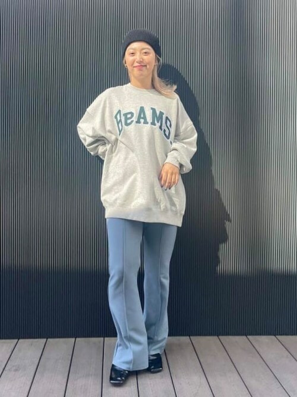 「スウェット、パンプス、ボーイッシュ、ニット帽、カラーパンツ、BEAMS、ロゴスウェット、フレアパンツ、ゆるコーデ、カレッジロゴ」｜「BeAMS DOTの【WEB限定】BeAMS DOT / カレッジロゴ スウェットシャツ（スウェット、グレー系）」を使った、BeAMS DOTさん（レディース・155cm）の夏コーディネートの1枚目の写真