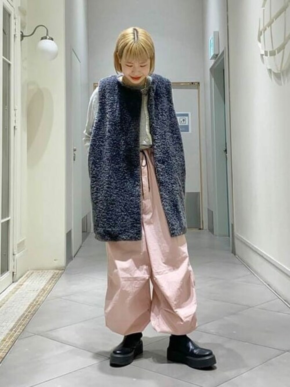 「トレンド、ブーツ、ピンク、オーバーオール、BEAMS、ベスト、ボアベスト、厚底シューズ、淡色コーデ、秋服準備はじめました」｜「BEAMS BOYのBEAMS BOY / US ARMY オーバー パンツ ガーメント ダイ（その他パンツ、ピンク系）」を使った、BeAMS DOTさん（レディース・159cm）の秋コーディネートの1枚目の写真