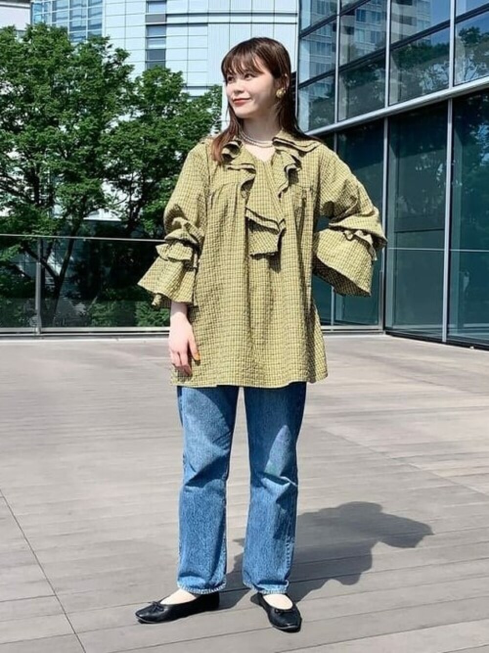 「チェック、デニム、ビッグシルエット、トレンド、BEAMS、フリル、フリルトップス、大人ガーリー、ボリューム袖、秋服準備はじめました」｜「BeAMS DOTの【WEB限定】BeAMS DOT / ボリュームフリル ブラウス（シャツ/ブラウス、イエロー系）」を使った、BeAMS DOTさん（レディース・158cm）の秋コーディネートの1枚目の写真