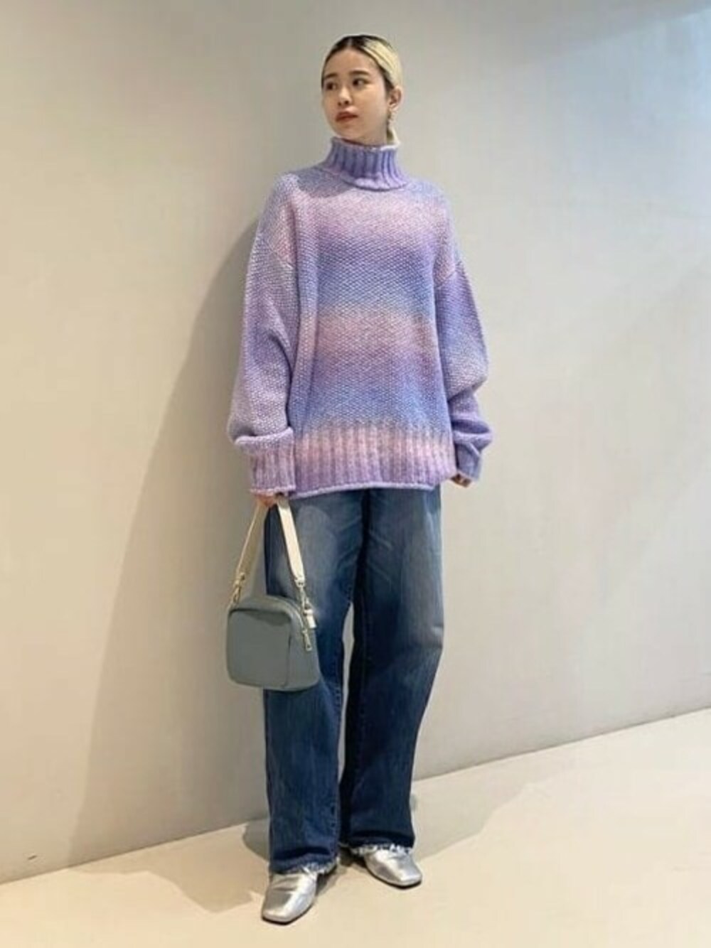 「ニット、デニム、トレンド、ピンク、グラデーション、BEAMS、デニムパンツ、ざっくりニット、秋冬コーデ、秋服準備はじめました」｜「BeAMS DOTの【WEB限定】BeAMS DOT / スペース ダイ ニット（ニット/セーター、パープル系）」を使った、BeAMS DOTさん（レディース・161cm）の秋コーディネートの1枚目の写真