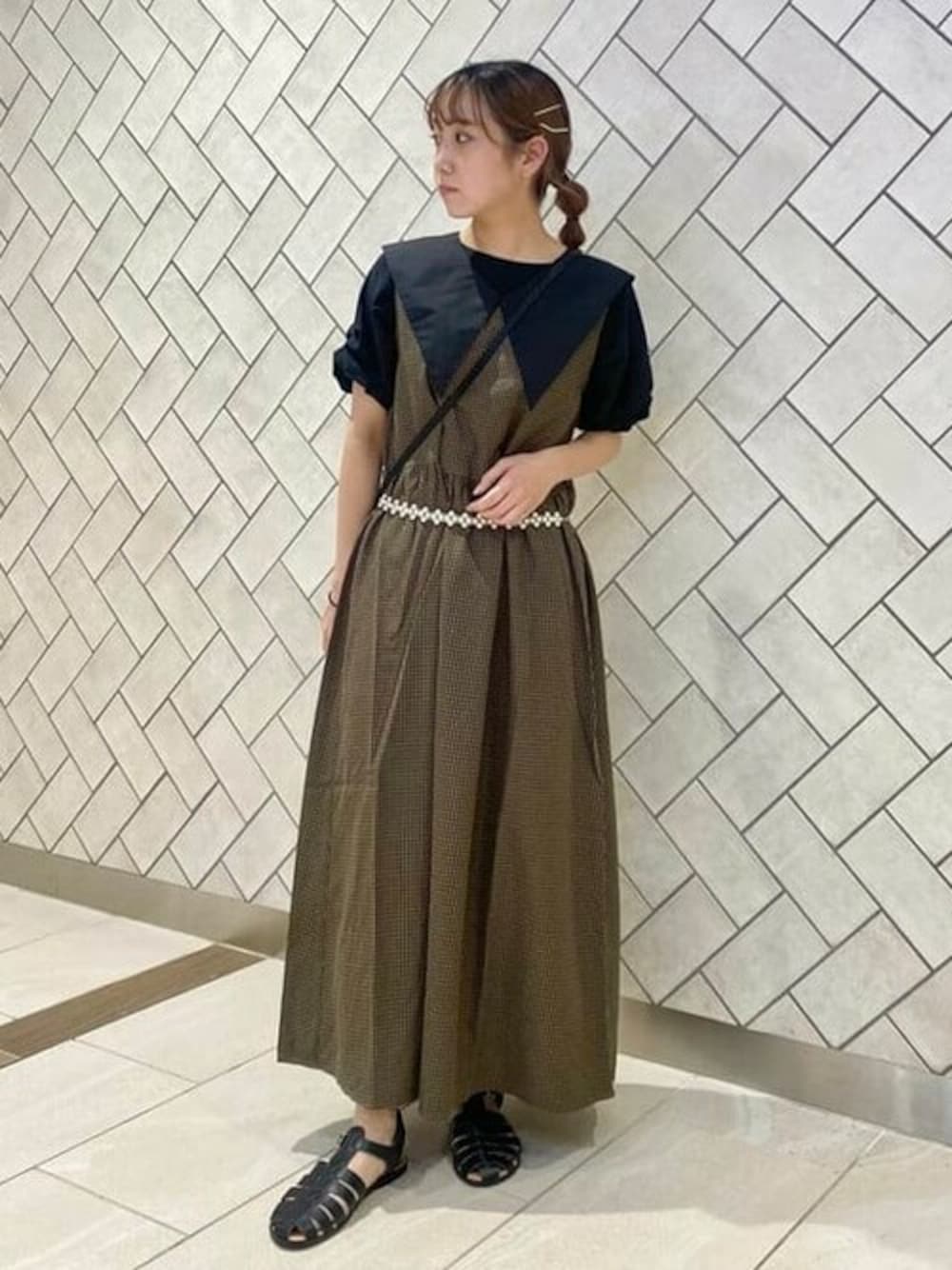 「チェック、ワンピース、トレンド、BEAMS、ブラウン、サンダル、チェックワンピース、ロングワンピース、大人ガーリー、グルカサンダル」｜「BeAMS DOTの【WEB限定】BeAMS DOT / Vネック チェック ワンピース（ワンピース、ブラウン系）」を使った、BeAMS DOTさん（レディース・151cm）の秋コーディネートの1枚目の写真