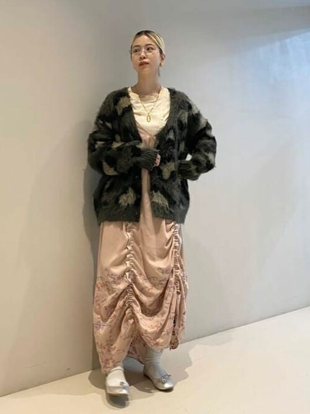「カーディガン、ワンピース、トレンド、レイヤード、レオパード、BEAMS、レイヤードスタイル、バレエシューズ、秋冬コーデ、秋服準備はじめました」｜「BeAMS DOTの【WEB限定】BeAMS DOT / モヘア風 レオパード カーディガン（カーディガン/ボレロ、グレー系）」を使った、BeAMS DOTさん（レディース・161cm）の秋コーディネートの1枚目の写真