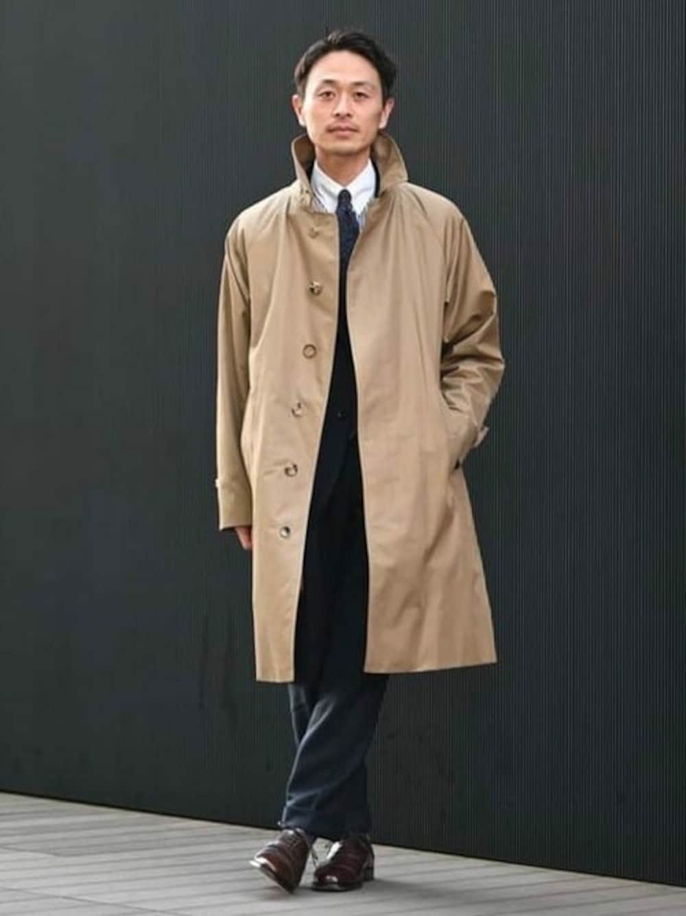 ブラック系のソックス/靴下を着用したメンズの春コーディネートの1枚目の写真