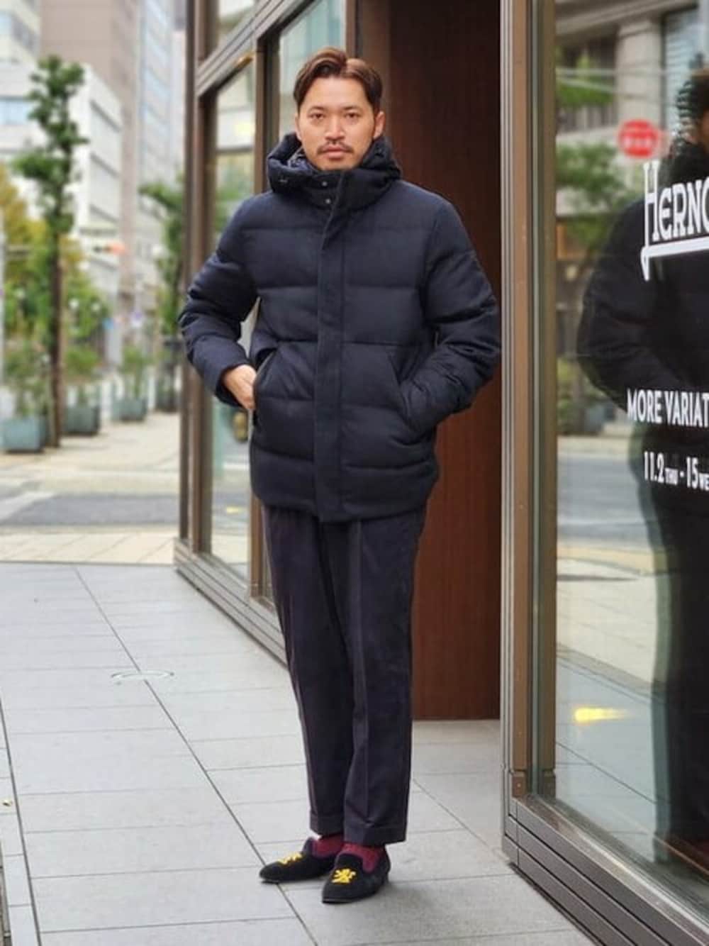 「シンプル、レイヤード、ローファー、モノトーン、レイヤードスタイル、大人カジュアル、スリッポン、大人コーデ、シンプルコーデ、モノトーンコーデ」｜「BRILLA per il gustoのDUNO / VIRTUS フーデッド ダウンジャケット（ブルゾン、ブラック系）」を使った、BEAMS Fさん（メンズ・180cm）の冬コーディネートの1枚目の写真